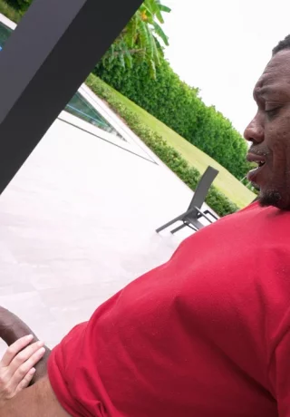 Милфа брюнетка Мелани Хикс (Melanie Hicks) после межрасового траха кончает в кремовый пирог - 1