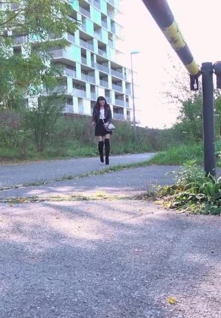 Одинокая девушка Кэти Роуз приседает пописать на улице в сапогах выше колена - 1