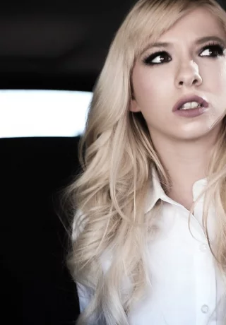 18-летних блондинок Кармен Калиенте и Кензи Ривз обманом заманили в компанию втроем - 1