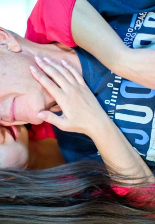 Очаровательная молоденькая Тейлор Сэндс сосет и трахается со своим по-настоящему старым папиком - 1