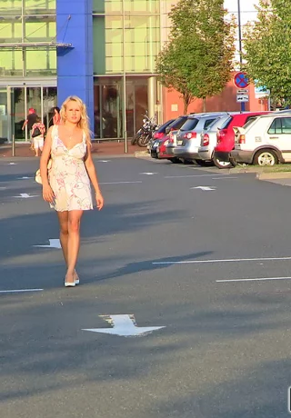 Похотливая блондинка-порнозвезда снимает юбку и писает в общественном месте - 3