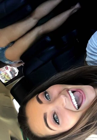 Горячие брюнетки-лесбиянки лижут попки, лижут киски и дрочат пальцами на публике - 3