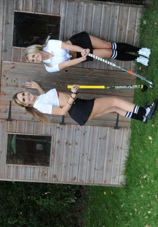 Школьницы находят в сарае журнал для девочек и подражают обнаженным моделям - 2