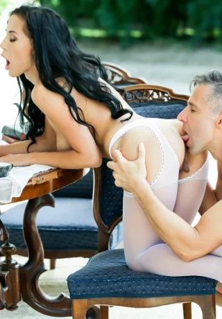 Темноволосая девушка Николь Лав соблазняет своего друга-мужчину в белых чулочно-носочных изделиях - 4