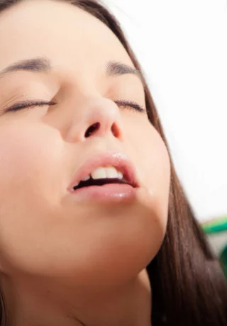 Сладкая юная малышка Джуэл и кукла Тиффани наслаждаются днем лесбийской любви - 1