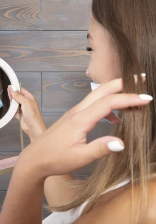 Симпатичная молоденькая Хейзел Грейс снимает хирургическую маску и одежду перед мастурбацией - 2