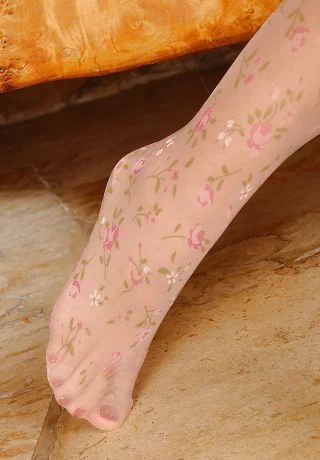 Сексуальная красотка Сильвия Лорен обнажает свои сексуальные ножки, обтянутые чулками - 16