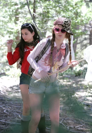 Молодые лесбиянки Фэй и Джорджия занимаются сексом на одеяле в лесу - 1