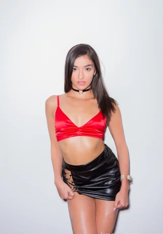 Молоденькая порнозвезда Эмили Уиллис принимает на себя сразу два огромных черных члена - 2