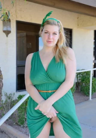 Непослушная блондинка носит анальную пробку, выставляя себя напоказ за пределами своей квартиры - 2