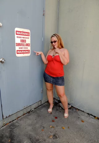 Толстая любительница Ди Сирен дрочит свою пизду кулаками и фаллоимитаторами на задворках своего бизнеса - 1