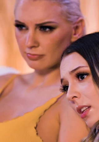 Лили Ларимар участвует в лесбийском сексе со своей мачехой Кензи Тейлор - 4