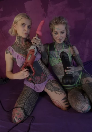 Сильно татуированные девушки Anuskatzz и Serpienta используют извращенные секс-игрушки на своих вагинах - 1