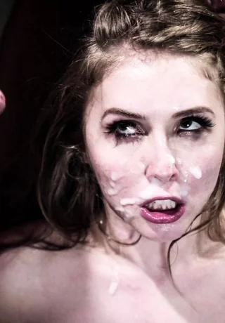 Грязная блондинка Лена Пол осталась со спермой на лице после того, как ее трахнули захватчики - 14