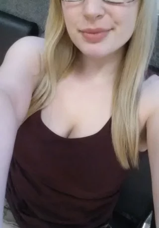 Любительская модель Даниэль Фтв (Danielle Ftv) делает селфи в обнаженном виде в самых разных нарядах - 12