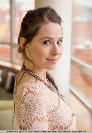 Модель гламур красотка Ванесса Ангел оголяя бритую киску и маленькие сиськи - 12