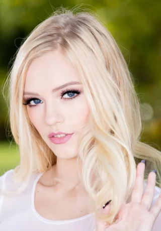 Горячая белокурая цыпочка Алекс Грей снимает свой комбинезон на заднем дворе - 7