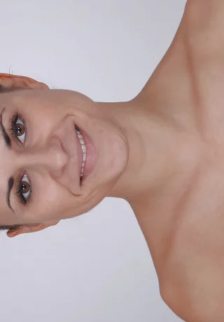 Любительская красотка с великолепной попкой Билли Стар становится все лучше в позировании - 1