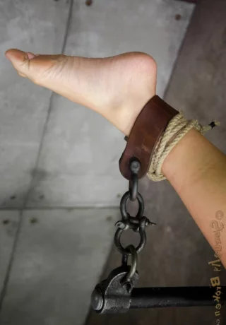 Очаровательная азиатка Марика Хасэ терпит принудительную мастурбацию в подземелье - 14