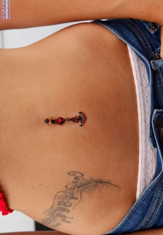 Красивая любительница Ариана Мари наклоняется и теребит пальцами свою тугую киску - 2