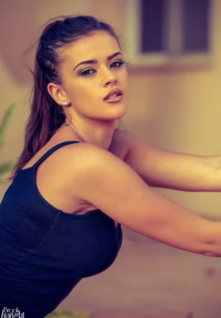 Британская гламурная модель Брук Райт обнажила натуральную грудь после того, как сняла с себя одежду - 2