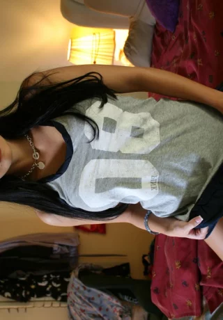 Бывшая девушка Алетта Оушен показывает своему парню средний палец, но все равно раздевается для него - 1